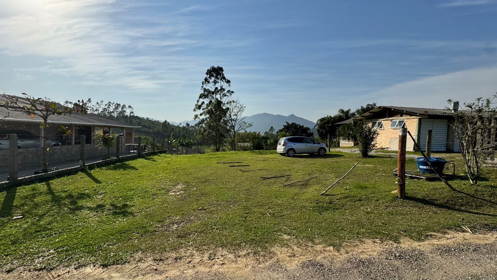 Frente do terreno de 900 m² no bairro Timbé, em Tijucas/SC, vista a partir da rua de acesso